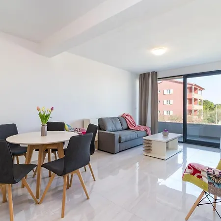 Garden Apartment Medulin Exterior photo